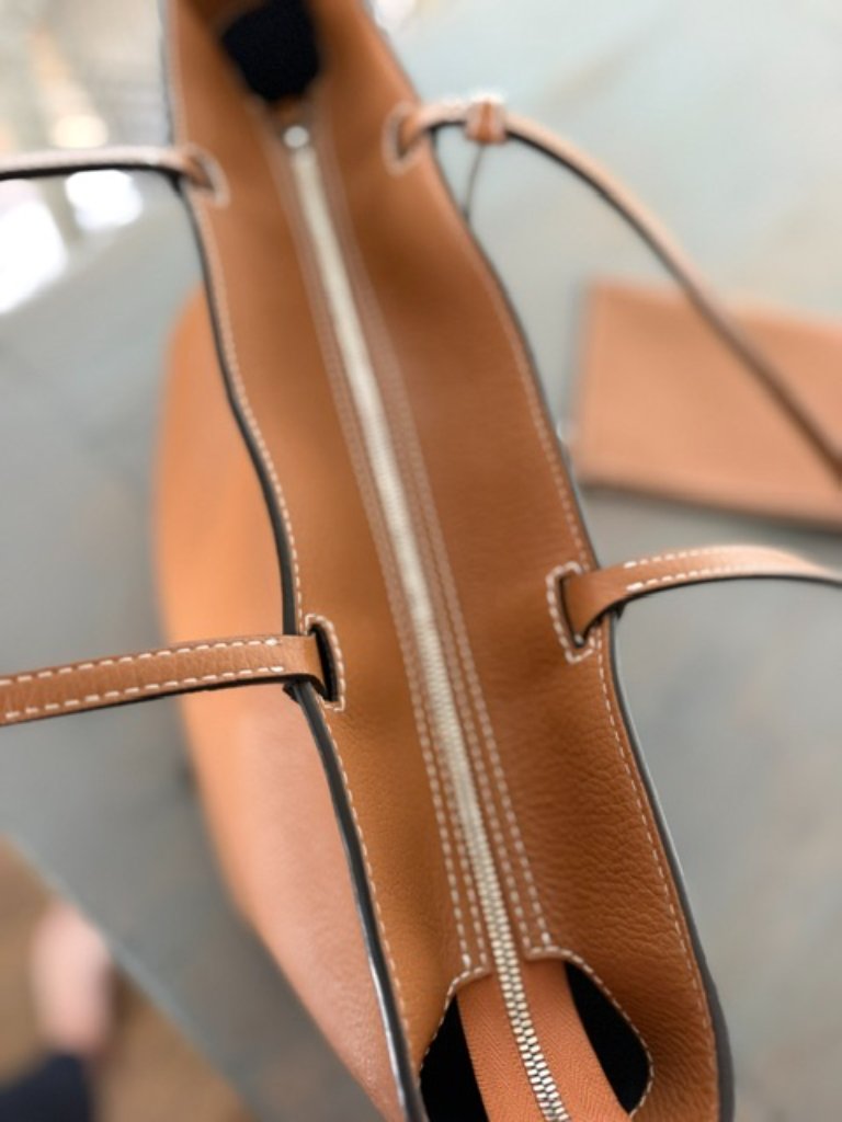 Le Tanneur Louise Large Mahagony Brown Grained Leather Tote With Zip Pouch — image 4 of 7